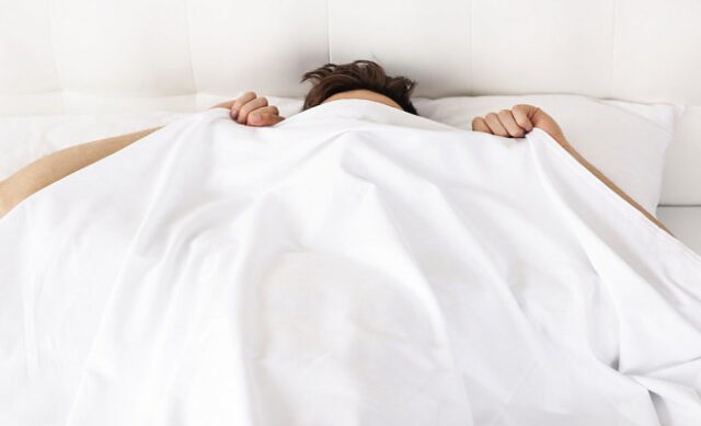 Chùm chăn kín đầu có ảnh hưởng không nhỏ đến giấc ngủ. Bạn nên hạn chế thói quen xấu này.