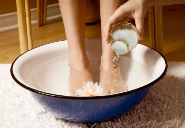 Ngâm chân thường xuyên với muối đem lại nhiều lợi ích
