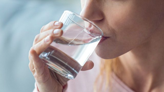 Uống nhiều nước sẽ làm kích hoạt các cơ quan nội tạng hoạt động trở lại
