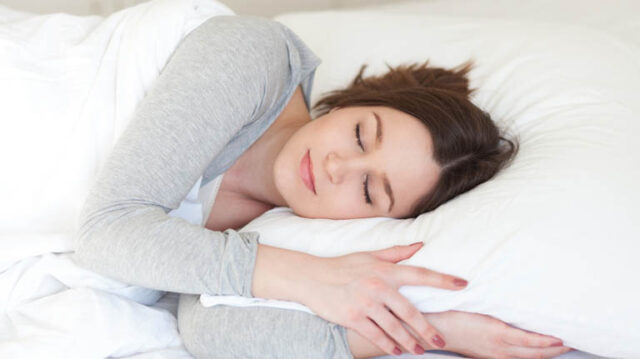8 thói quen nhỏ giúp bạn ngủ ngon, bí mật gối đầu giường của những người khó ngủ.