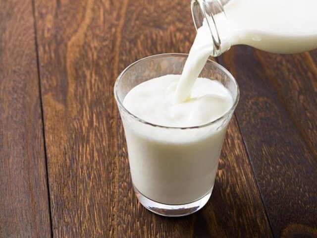 1 cốc sữa ấm có thể coi là "thần dược" cho những người mất ngủ liên miên.
