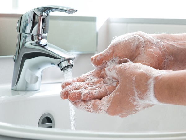 Thường xuyên rửa tay bằng xà phòng diệt khuẩn là cách giúp ngừa bệnh đau mắt đỏ 