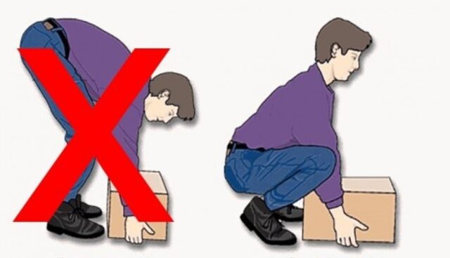 Bê hoặc nâng đồ vật nặng đúng tư thế giúp tránh gây đau lưng.
