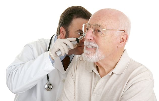 Khi có vấn đề về nghe bạn nên đến gặp bác sĩ chuyên khoa để được kiểm tra và đánh một cách toàn diện