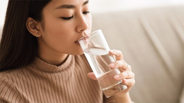 Uống đủ lượng nước mỗi ngày để cấp ẩm cho cơ thể tốt hơn