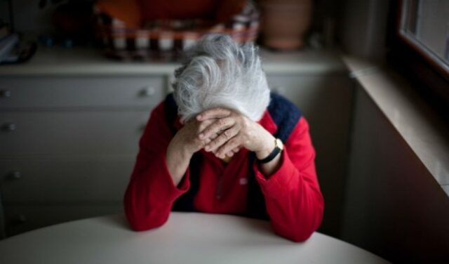 Người cao tuổi cũng có thể trải qua những thay đổi tâm lý – xã hội và môi trường như bị cô lập, cô đơn, trầm cảm và thiếu tài chính