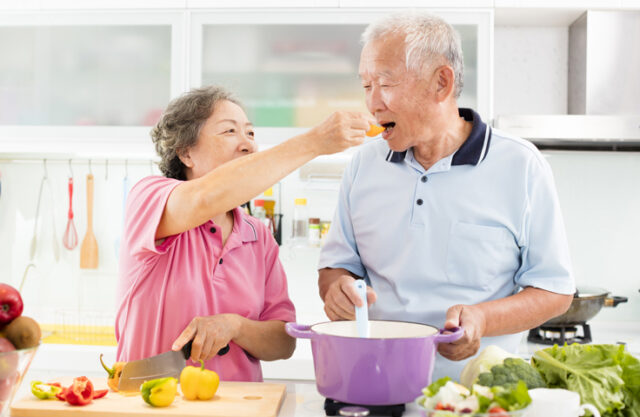 Chế độ ăn của người lớn tuổi cần có nhiều rau xanh để bổ sung vitamin, khoáng chất cũng như chất xơ để hỗ trợ tiêu hóa