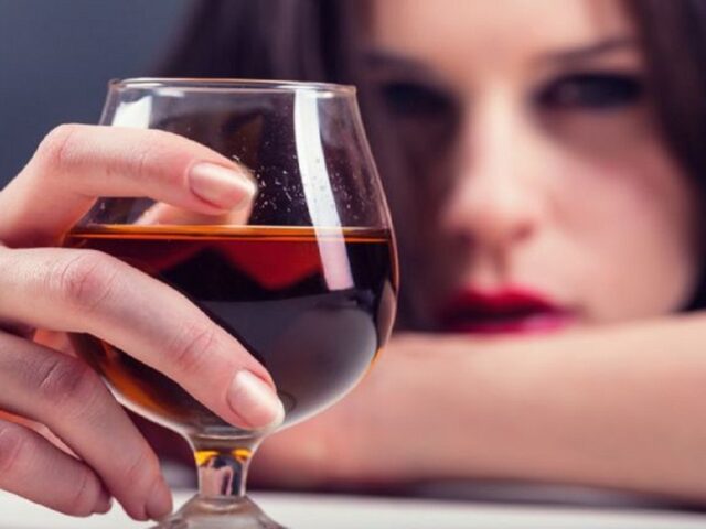 Nếu trong thời kỳ kinh nguyệt mà uống rượu, rượu không thể được bài tiết ra khỏi máu.