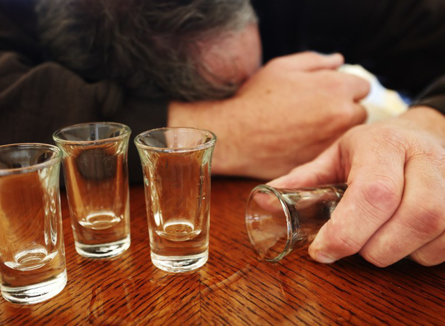 Người già trở nên nhạy cảm hơn với ảnh hưởng của rượu