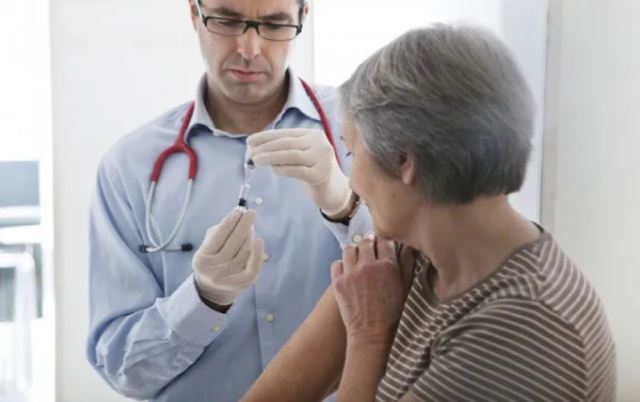 Những người cao tuổi nên nhận được vaccine cúm mỗi năm để phòng bệnh