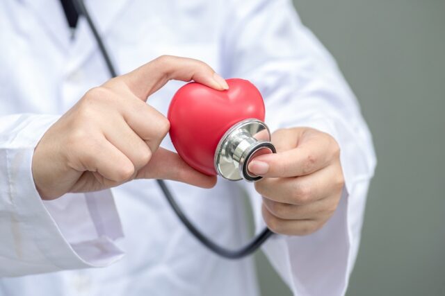 Mức cholesterol cao là một yếu tố nguy cơ gây bệnh tim và đột quỵ