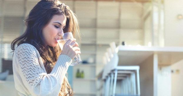 Uống nước khi bụng đói mang lại hàng ngàn tác dụng tốt cho cơ thể.